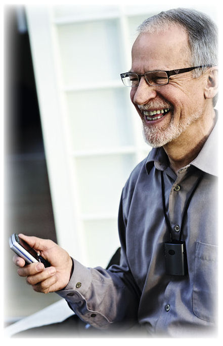 Mann mit Handy und HearIt Mobile