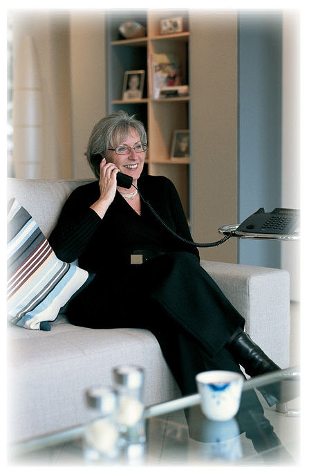 Frau zuhause beim Telefonieren